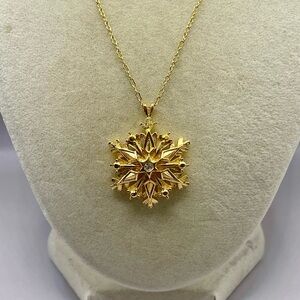 Vintage Gold Tone Starburst or Snowflake Pendant Necklace with Clear Rhinestone